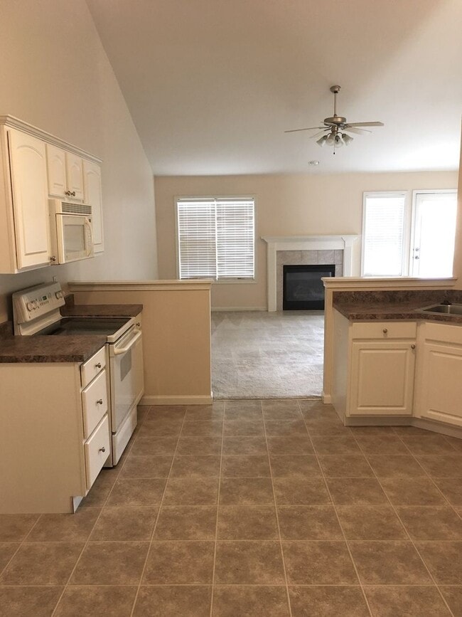 Building Photo - Spacious 2-bed, 2-bath duplex available for June!