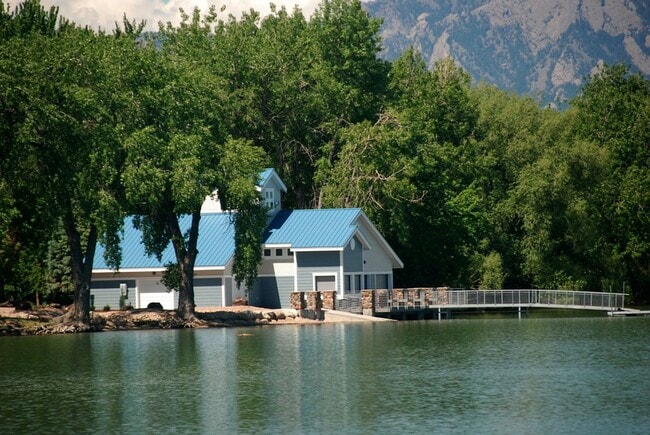 Building Photo - Charming 2-Bedroom 2 Bathroom Townhome with Finished Basement In Prime Lafayette Location!