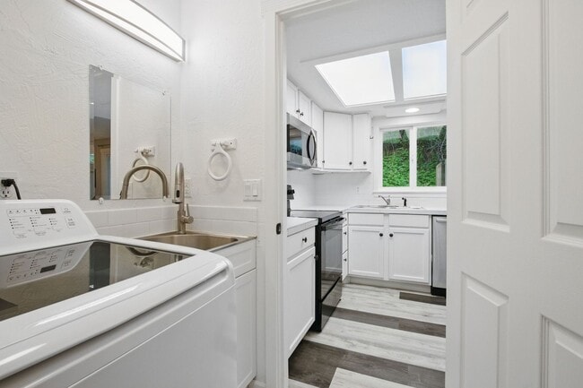 Building Photo - Charming Salmon Creek Condo
