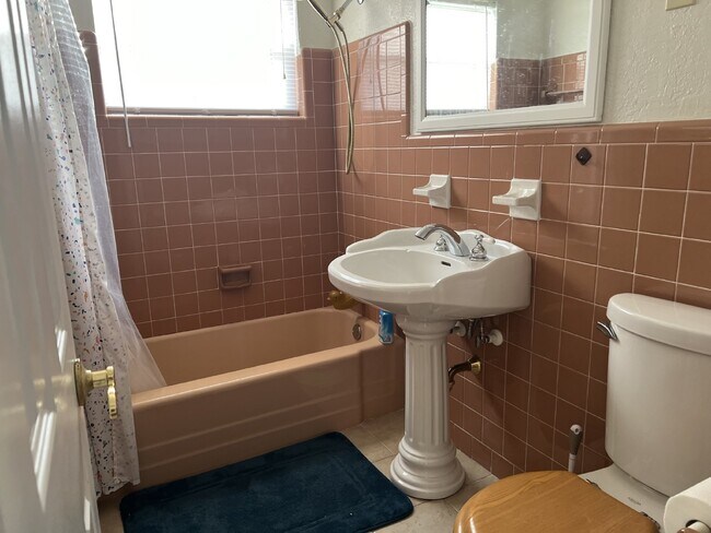 Building Photo - Saltwater canal home with an In-Law suite