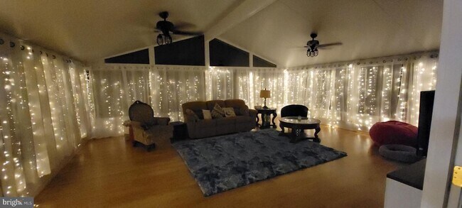 Building Photo - For Rent – Spacious 5-Bedroom Home in Soug...