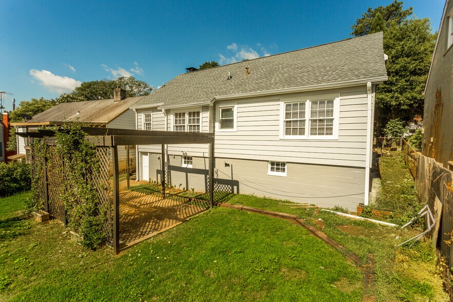 Private backyard. - 2674 Jefferson Terrace