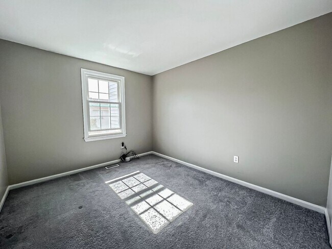 Building Photo - Sunny And Delightful 3 Bed 2.5 Bath Interior Townhome In Refreshing Newgate