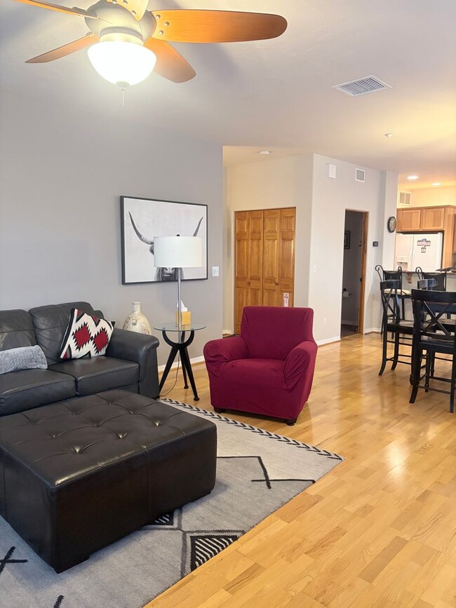 Building Photo - Fully furnished townhome