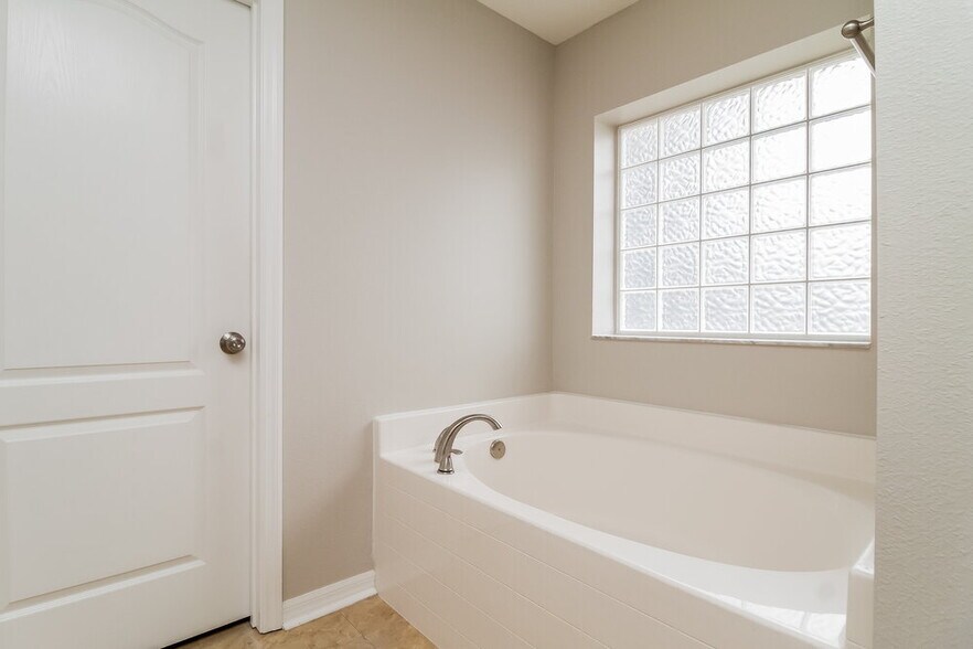 Building Photo - 1923 Southern Oak Loop