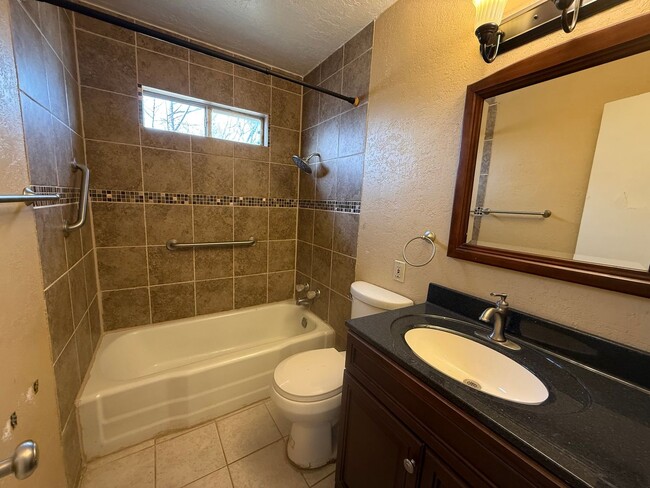 Building Photo - 2bed/ 1bath convenient  to CAFB