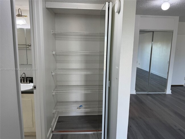 Building Photo - 405 S Pine Island Rd