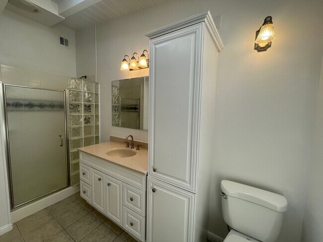 Building Photo - BEAUTIFUL HOME IN CENTER OF LAS VEGAS!