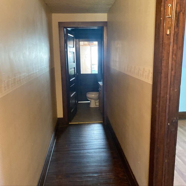 Building Photo - 208 S Main St