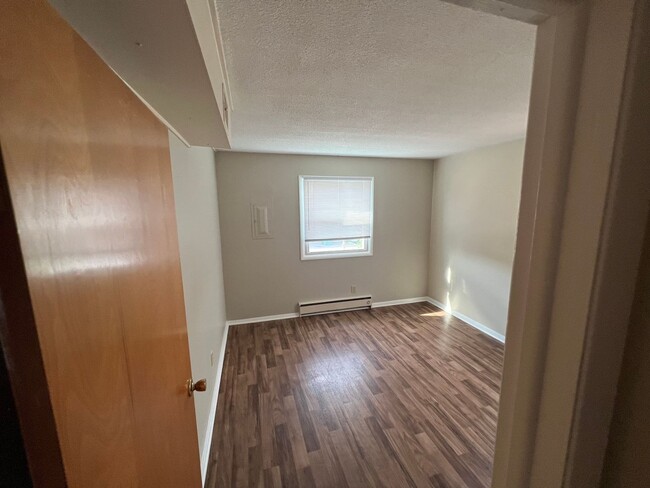 Building Photo - 2 bed 1 bath apartment located in Speedway...