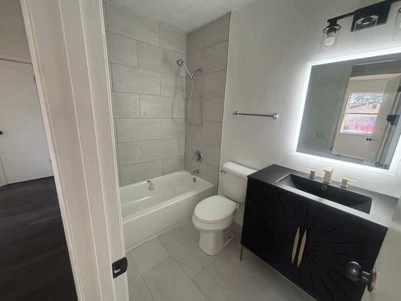 Building Photo - 906 N Church Ave