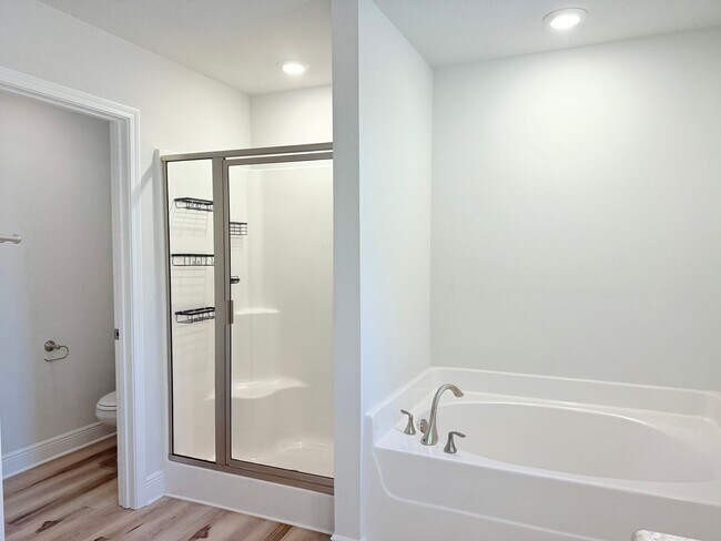 Building Photo - Modern 3 Bed/2 Bath - Prime Location