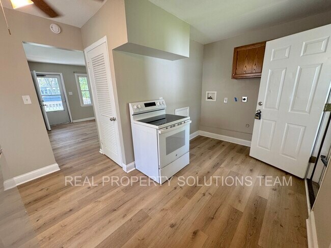 Building Photo - 928 Blenheim Rd