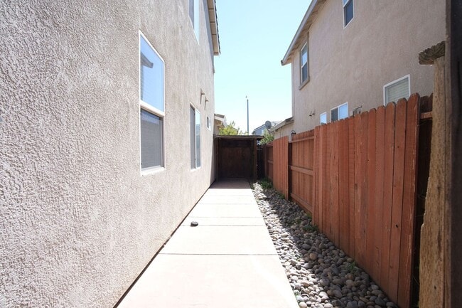 Building Photo - Gorgeous home in Ceres, Available NOW!!!
