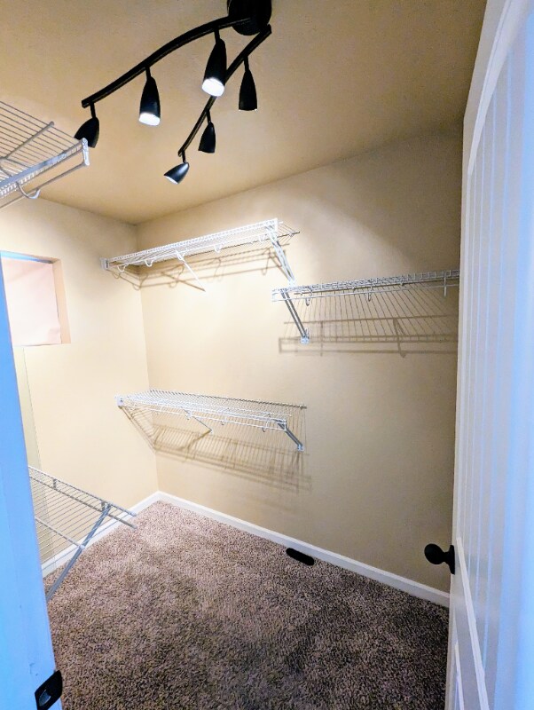 Building Photo - 246 Primrose Dr