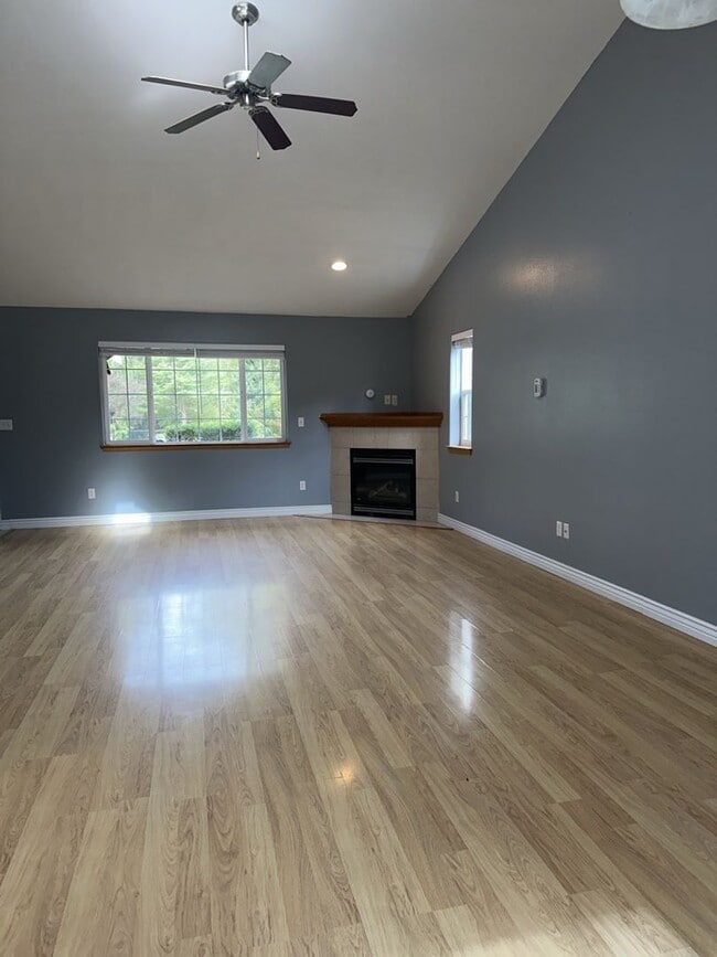 Building Photo - Spacious 3 Bed, 2.5 Bath Home with Fully Fenced Backyard and 2 Car Garage!