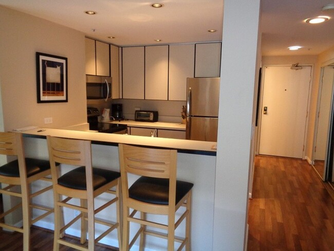 Building Photo - Beautifully Updated and Furnished 1BR Cond...