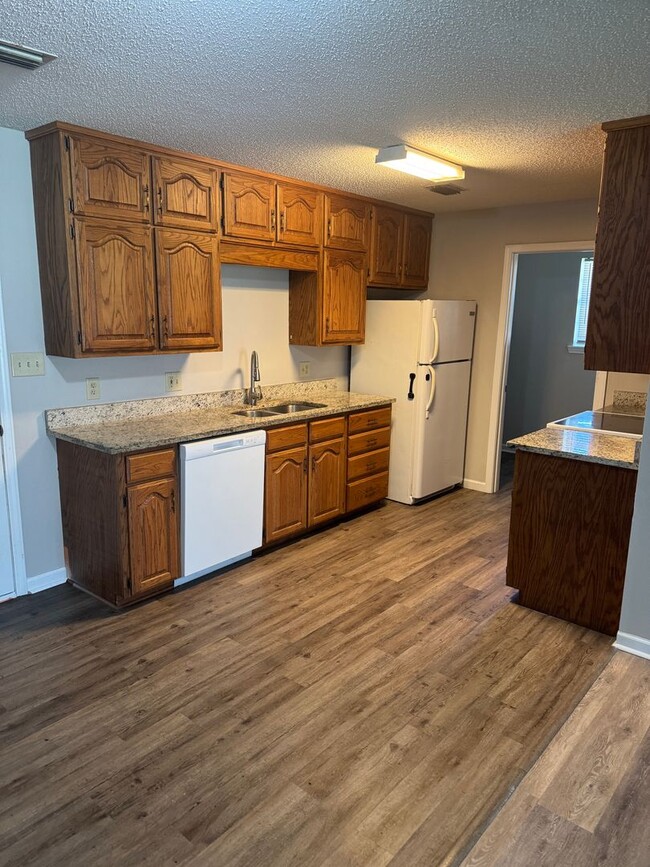 Building Photo - Fully Remodeled 3 Bed / 2 Bath Home in Sea...