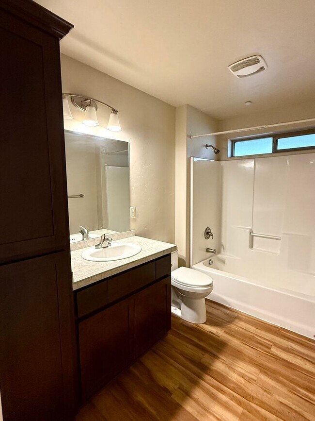 Building Photo - 4 Bedroom Home: Fenced Backyard & Great Location!