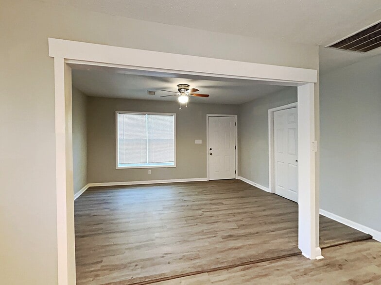 Building Photo - 5575 Oglesby Rd