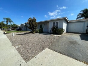 Building Photo - 2BR/1BA Duplex in Oceanside! Pet Friendly!...