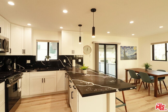 Building Photo - 918 N San Vicente Blvd