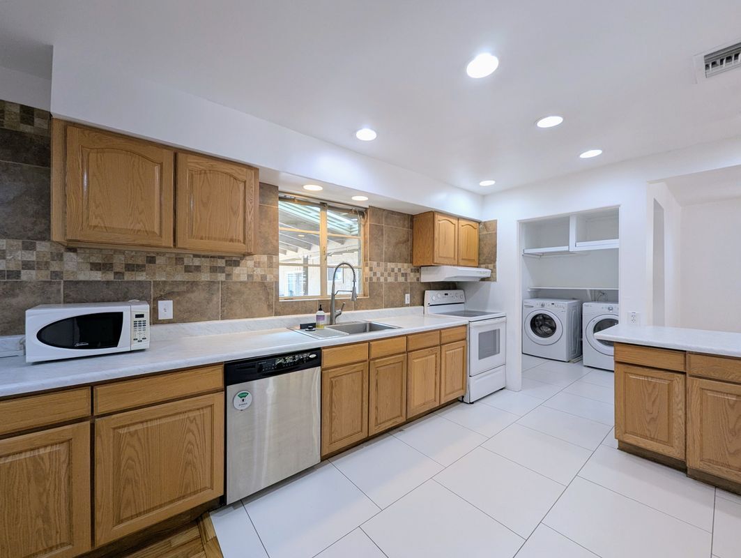 Building Photo - 2443 E Earll Dr