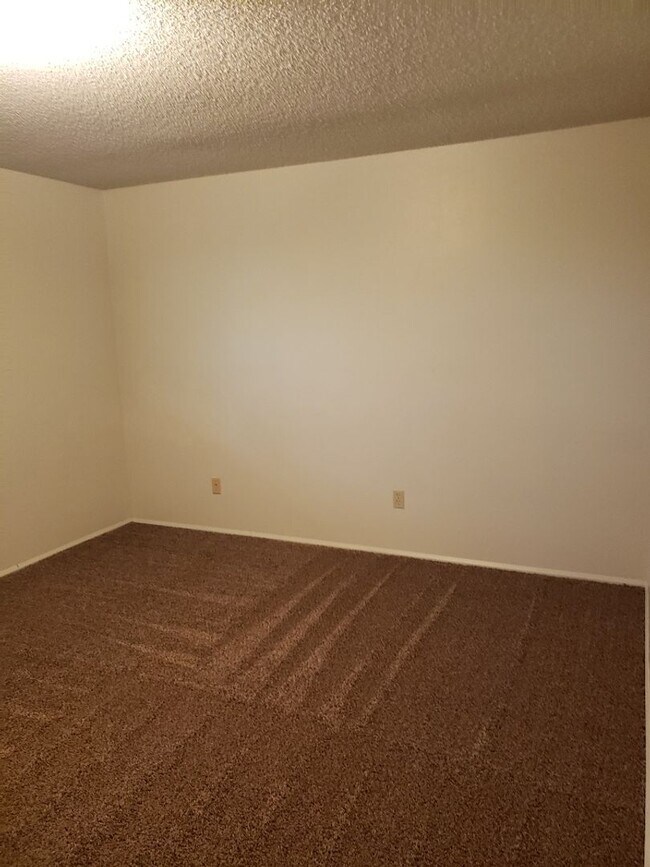Building Photo - r214b