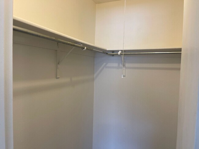 Building Photo - 3 bed 2 bath home on HUGE LOT!