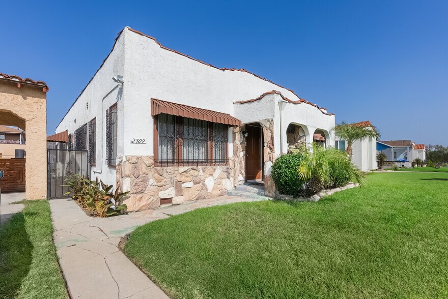 Front, secure entrance. - 2509 W 73rd St