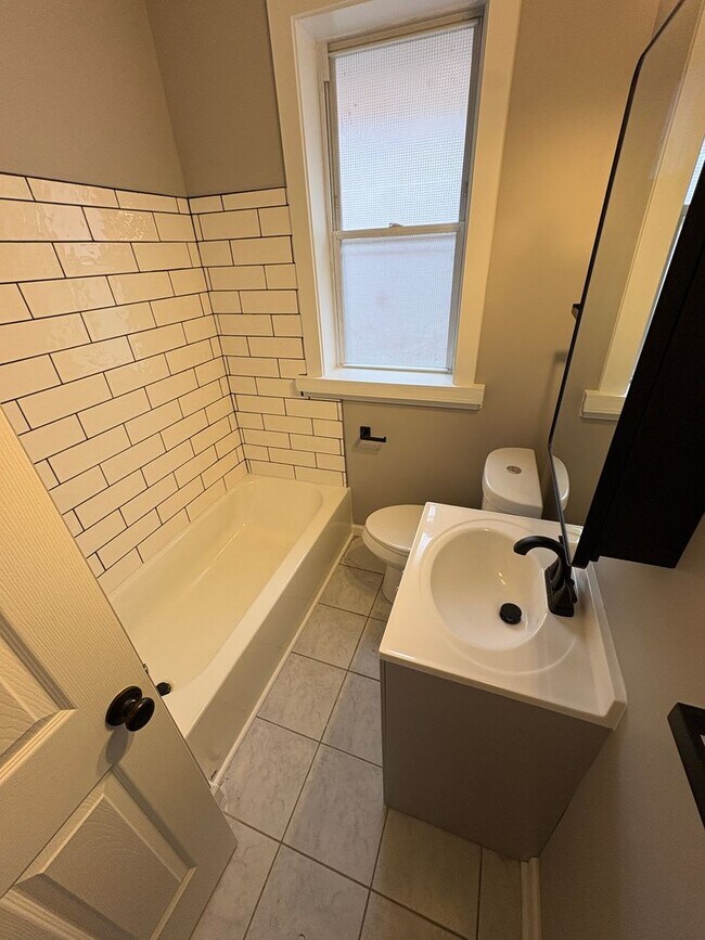 Building Photo - Christy 1