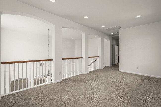 Building Photo - 4 Bedroom Home with Loft & Mountain Views ...