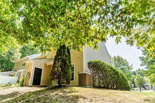 Building Photo - Move-In Ready End-Unit Townhome with Two Private Suites in the Heart of Rolesville!