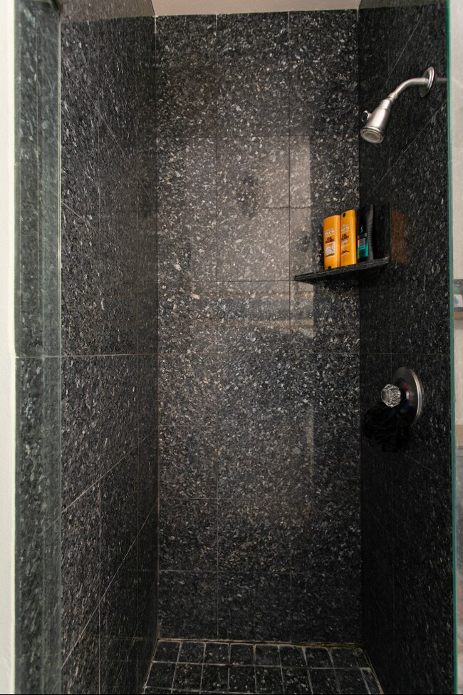 Building Photo - 2116 W 31st Ave