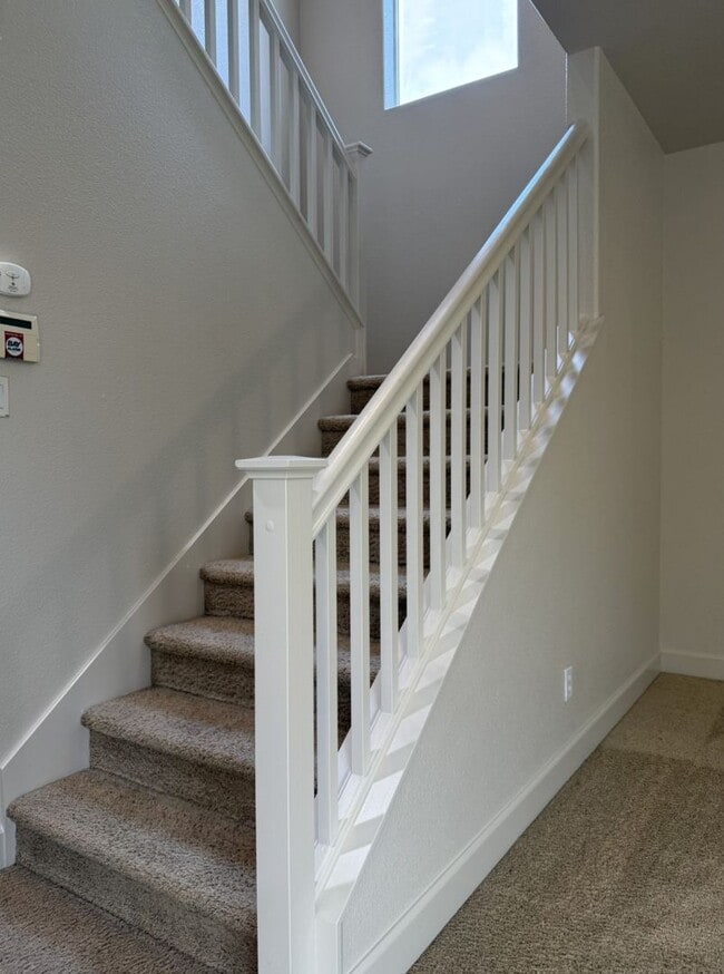 Building Photo - Pleasing 5/2 near college and UC