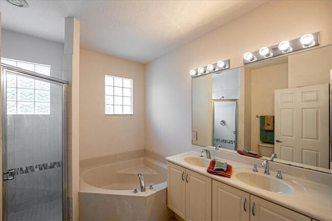 Building Photo - Gated Community in Vero Beach