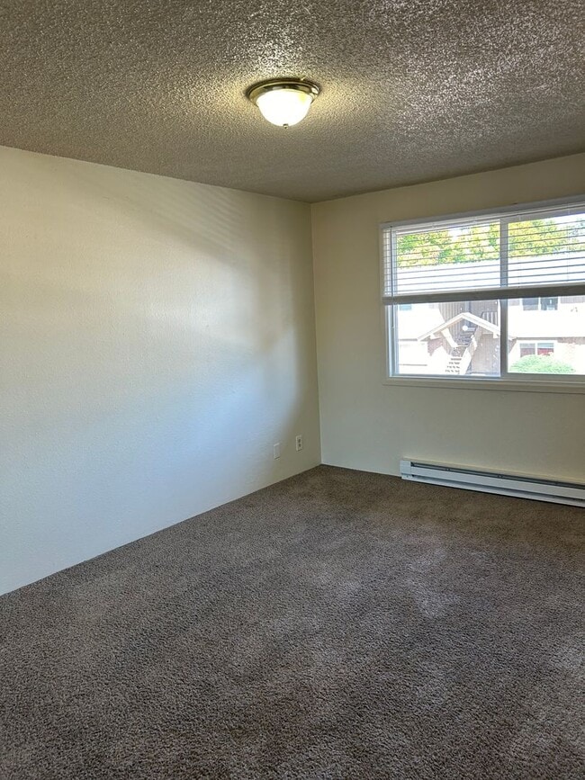 Building Photo - (905) Draper Apartments - 2 Bedroom / 1 Bath