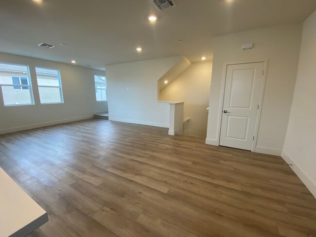 Building Photo - Boulevards End Unit Townhouse, 3 Bed / 2.5 Bath, Amenities, Close to 580 - This is a 3-6 month sh...