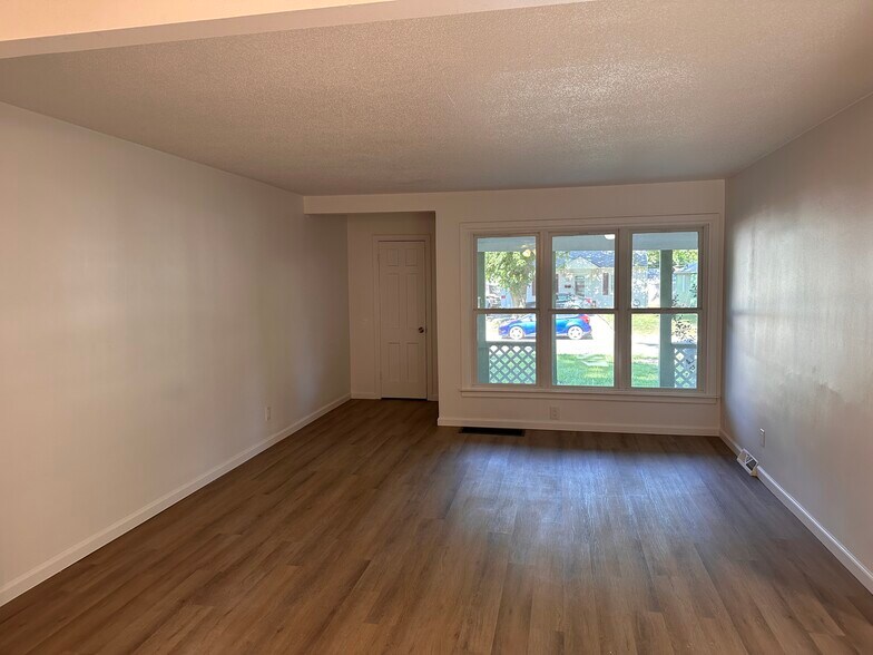 Building Photo - 847 N Terrace Dr