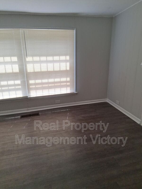 Building Photo - 409 10th Ave