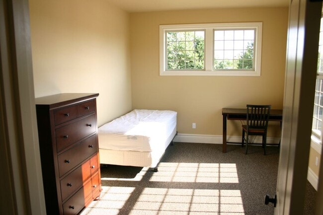 Building Photo - 6 Room, 3 bath