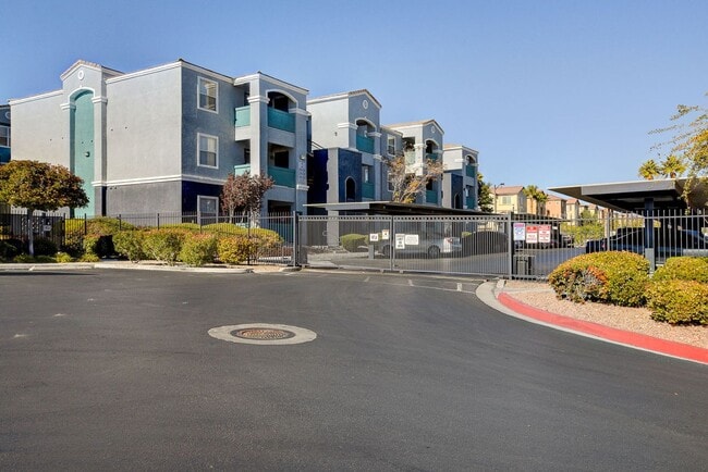 Building Photo - LOCATION! LOCATION! LOCATION! Move-in read...