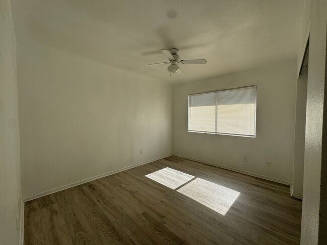 Building Photo - MeadSt221-223
