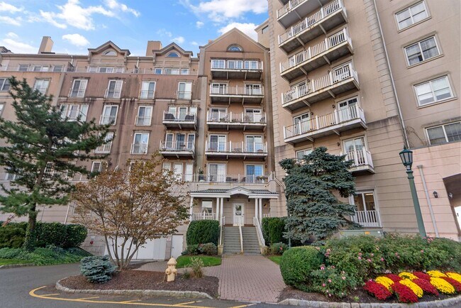 Building Photo - 100 Shearwater Ct E