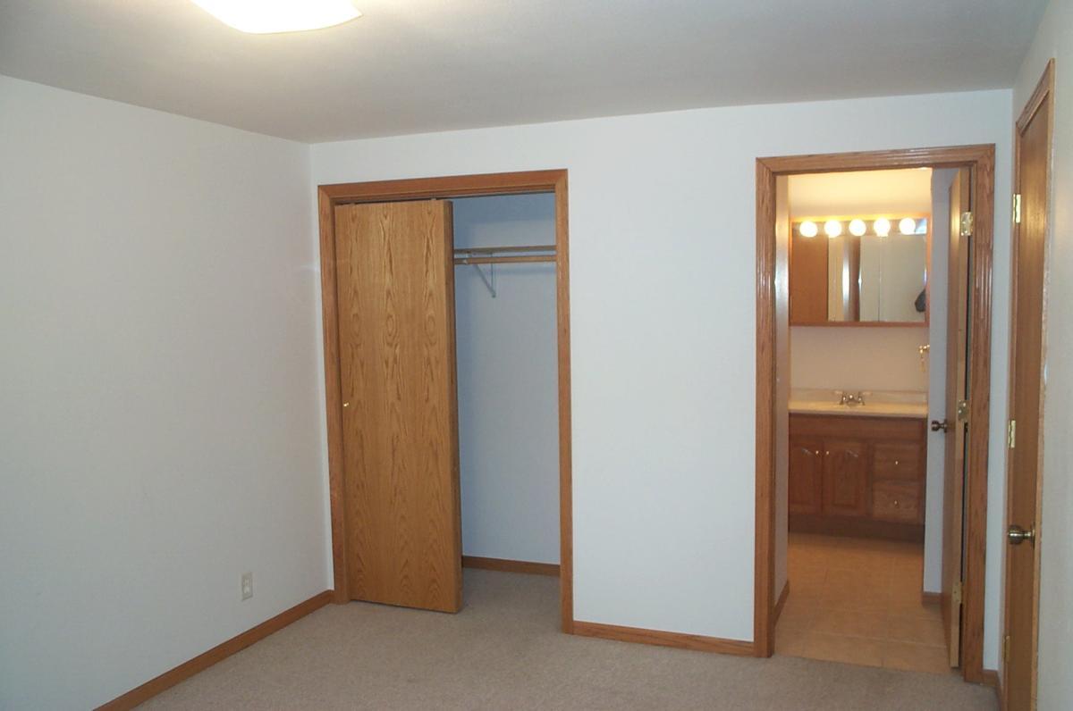 lower level room with full bath - 2834 Sandy Hollow Rd