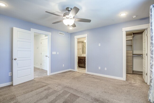 Building Photo - Corner Townhome with Roof Top Deck in Down...