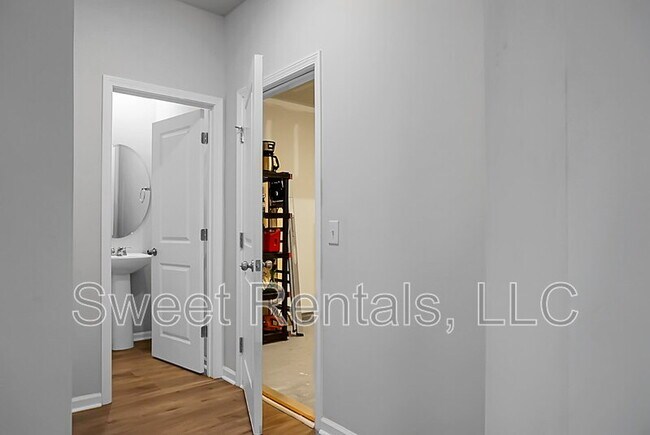 Building Photo - 210 Daniels Creek Cir