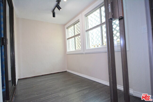 Building Photo - 750 Kings Rd