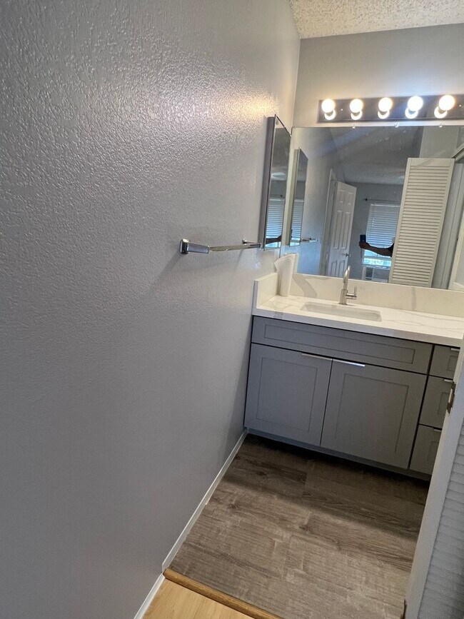 Building Photo - Upstairs Corner Unit 1 Bedroom/1 Bath Town...