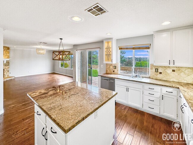 Building Photo - Great 4B/2.5BA House in Vista!